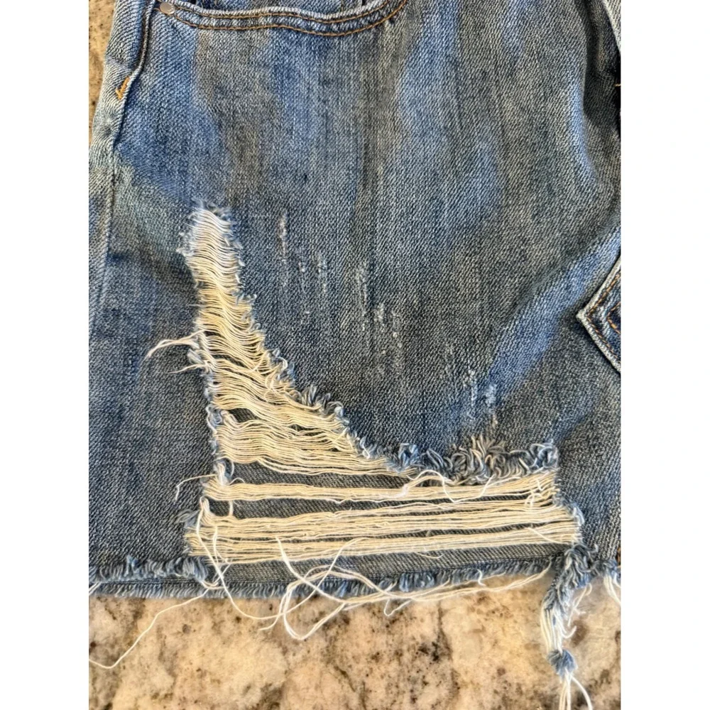 PacSun Womens Distressed Denim Mini Skirt Medium Wash Raw Hem Size 27‎